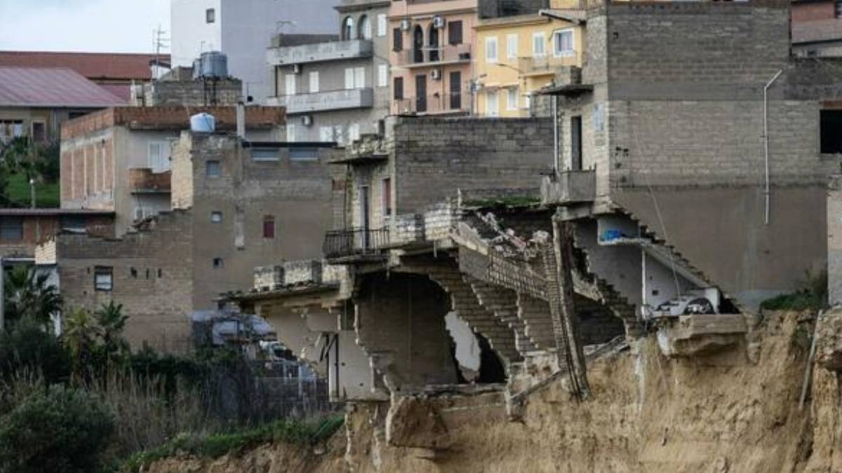 Emergenza Niscemi: appello FLC CGIL per le scuole in zona rossa - La frana di Niscemi