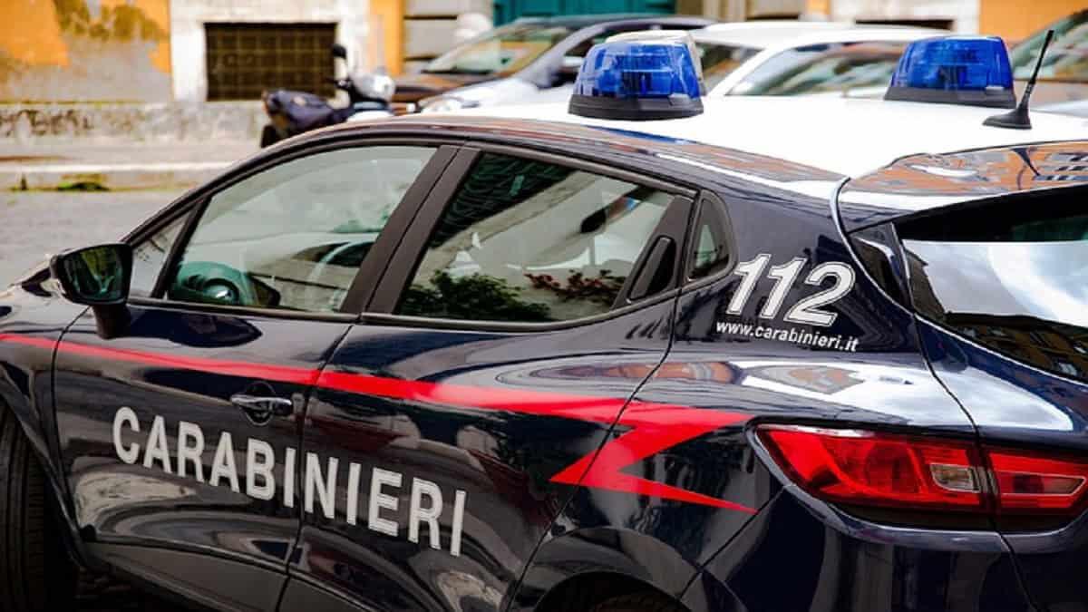 Milano, aggressione a scuola: 14enne ferito con taglierino - Auto dei Carabinieri