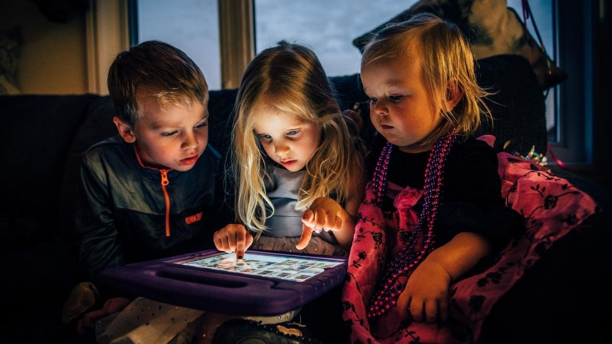 Educazione digitale e minori: guida alla gestione consapevole degli schermi - Bambini davanti uno schermo