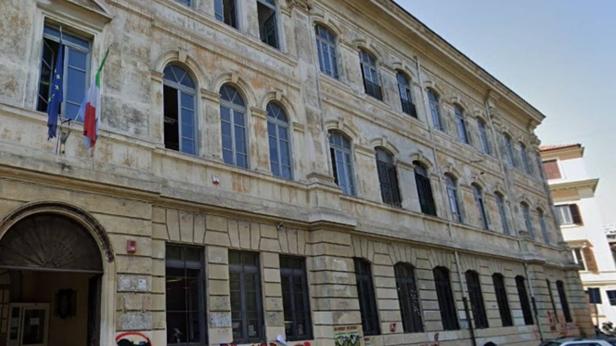 Vandali al Liceo Righi di Roma: scritte neofasciste e lezioni sospese - Liceo Scientifico Augusto Righi di Roma