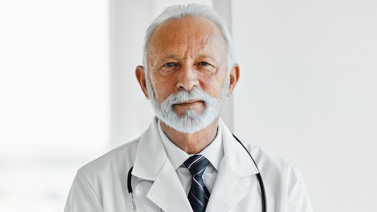 Milleproroghe: via libera ai medici fino a 72 anni in corsia - Un medico anziano