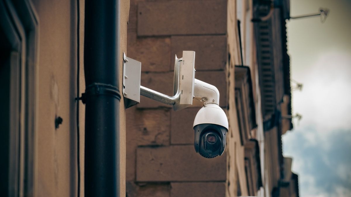 Videosorveglianza a scuola: telecamere accese di giorno, arriva la sanzione del Garante - Telecamera di videosorveglianza