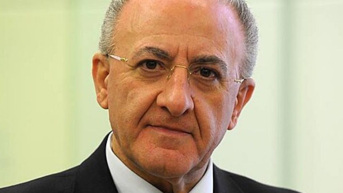 Trasporto pubblico gratuito studenti universitari: De Luca accusa di 'plagio' Cirio - Vincenzo De Luca