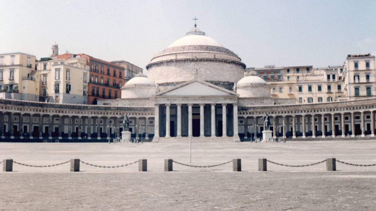 Gita scolastica a Napoli: tensioni tra studenti e venditori ambulanti, si chiede più sicurezza e controlli - Piazza del Plebiscito a Napoli