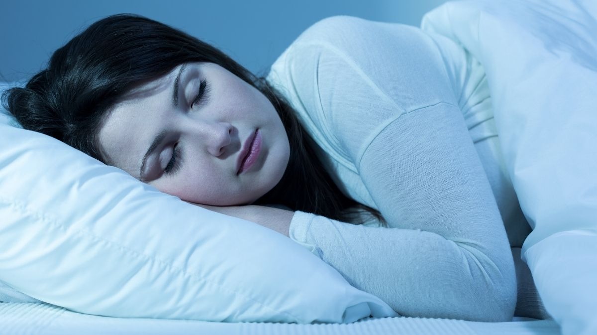 Scosse ipniche: perché il corpo 'scatta' prima di dormire - 