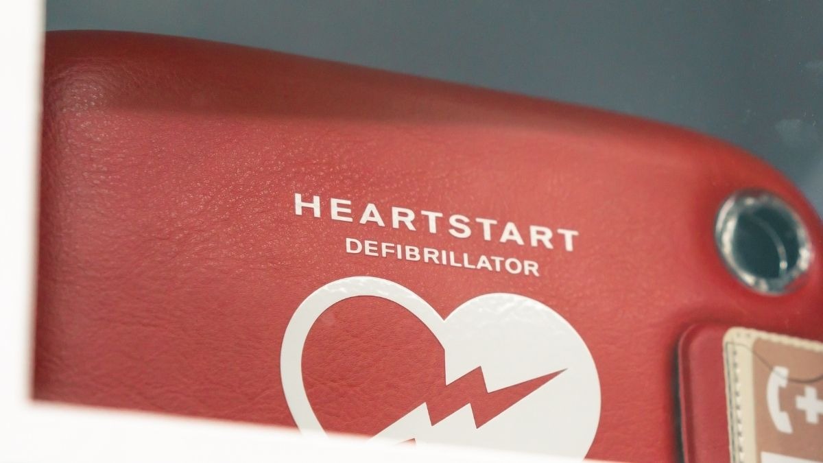 Tragedia evitata grazie al defibrillatore a scuola: l'eroismo delle maestre toscane - 