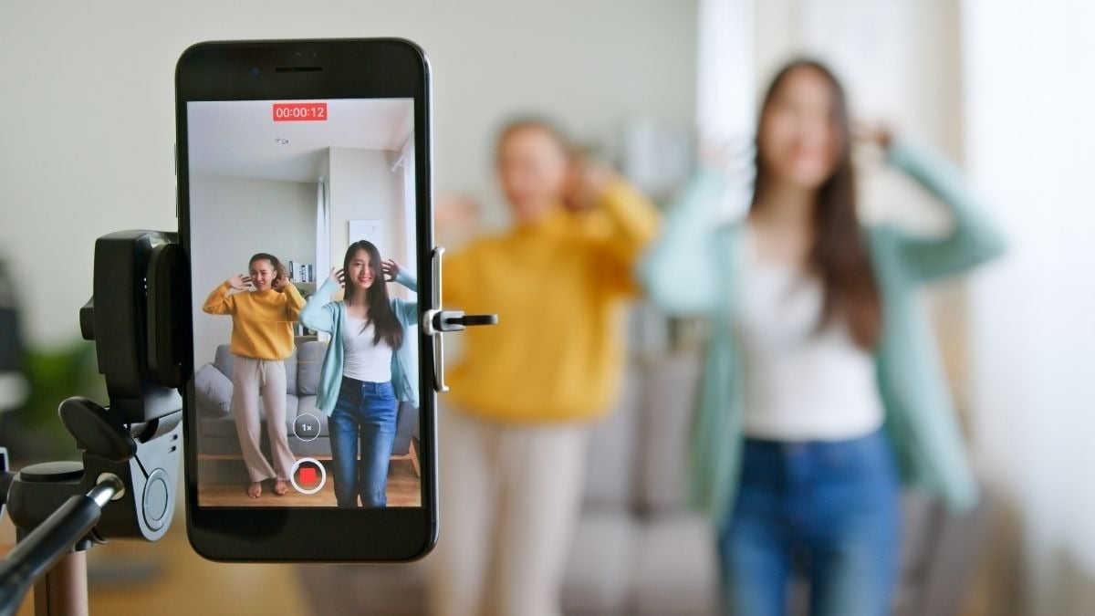 TikTok e Fruit drama: è allarme per l'impatto dei contenuti IA sui minori - Ripresa video su TikTok