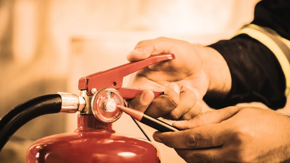 Antincendio scuole: i chiarimenti del MiM sulle nuove scadenze del decreto 2026 [Nota] - Pompiere con estintore