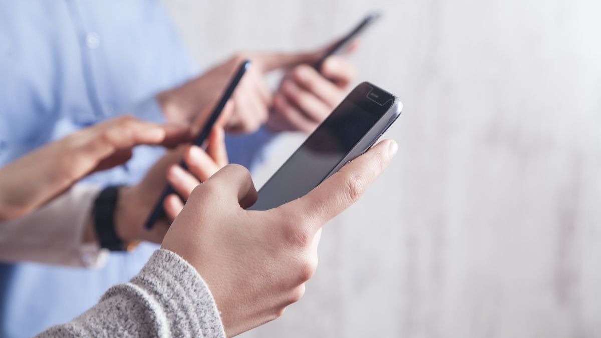 Social snacking: perché lo scrolling aumenta la solitudine - 