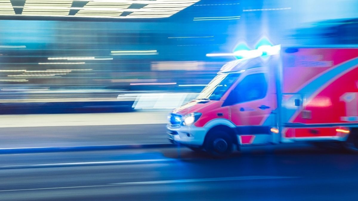 Studentessa in gita scolastica in Puglia si sente male: ricoverata d'urgenza in ospedale per abuso di alcol - Ambulanza