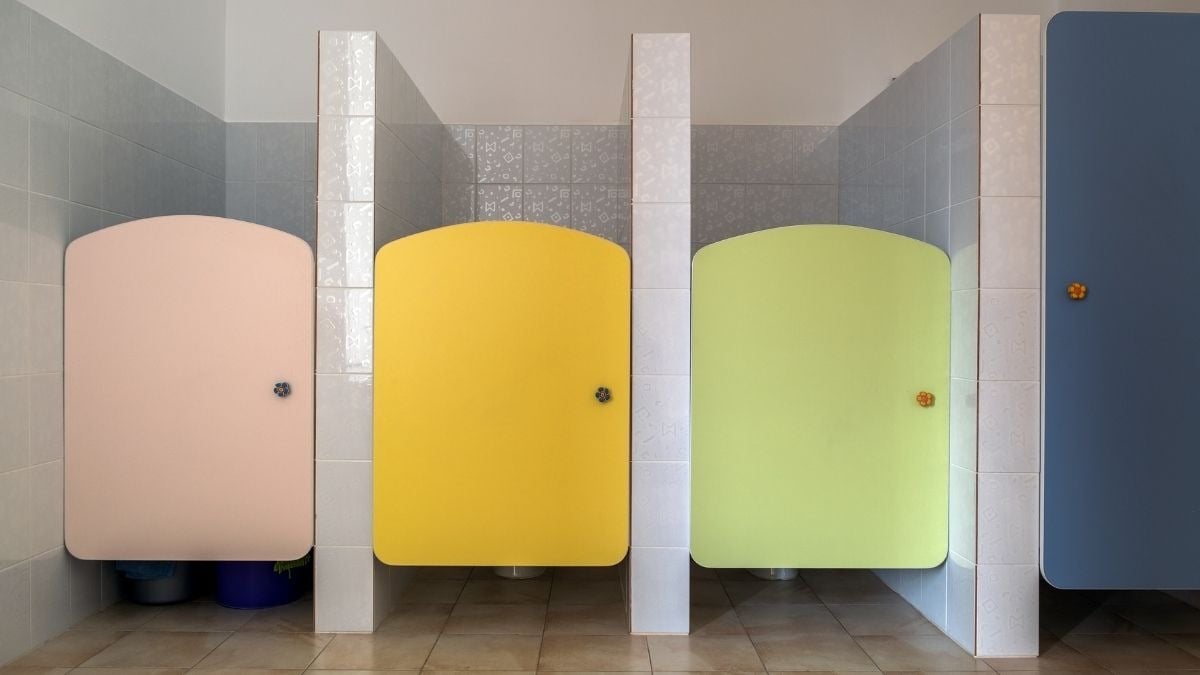 Bagni gender neutral in una scuola di Grosseto: scoppia il caso che fa discutere la politica  - Bagni scolastici