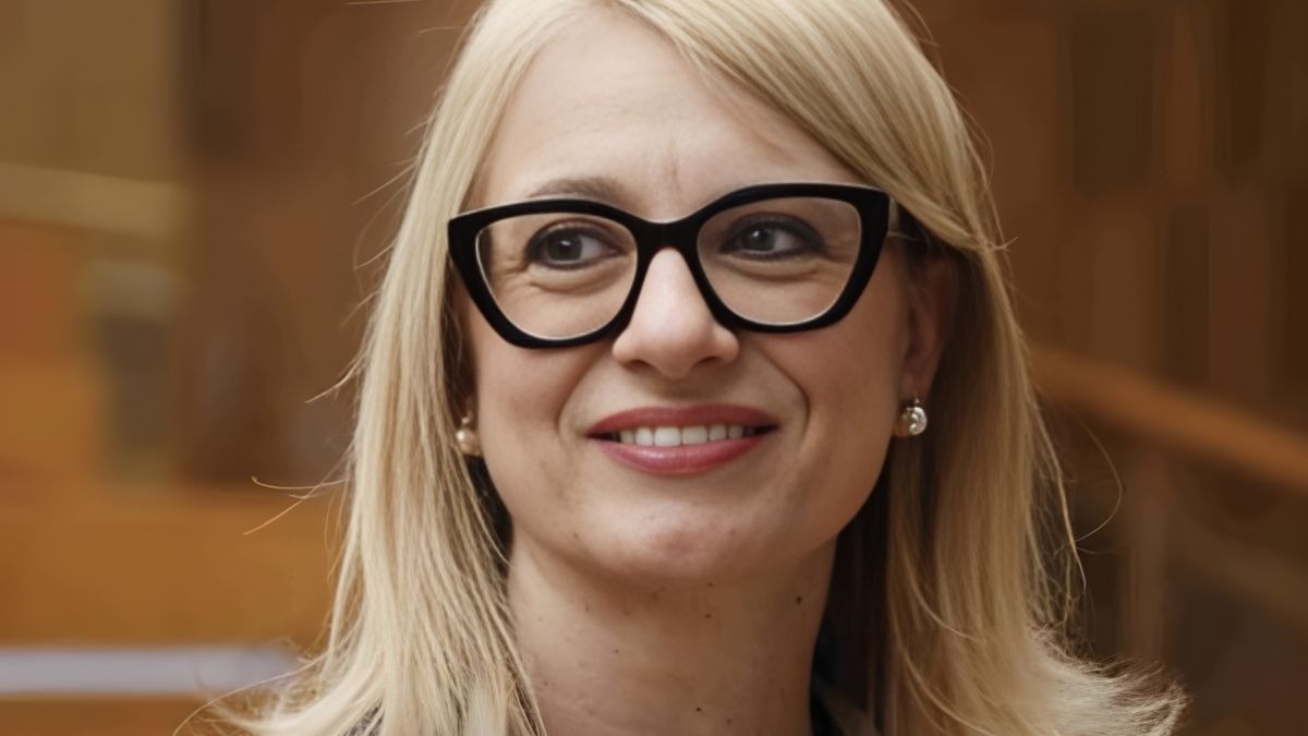 Stabilizzazione personale ATA: Manzi (PD) attacca il Governo sui tagli scolastici e sul precariato - Irene Manzi