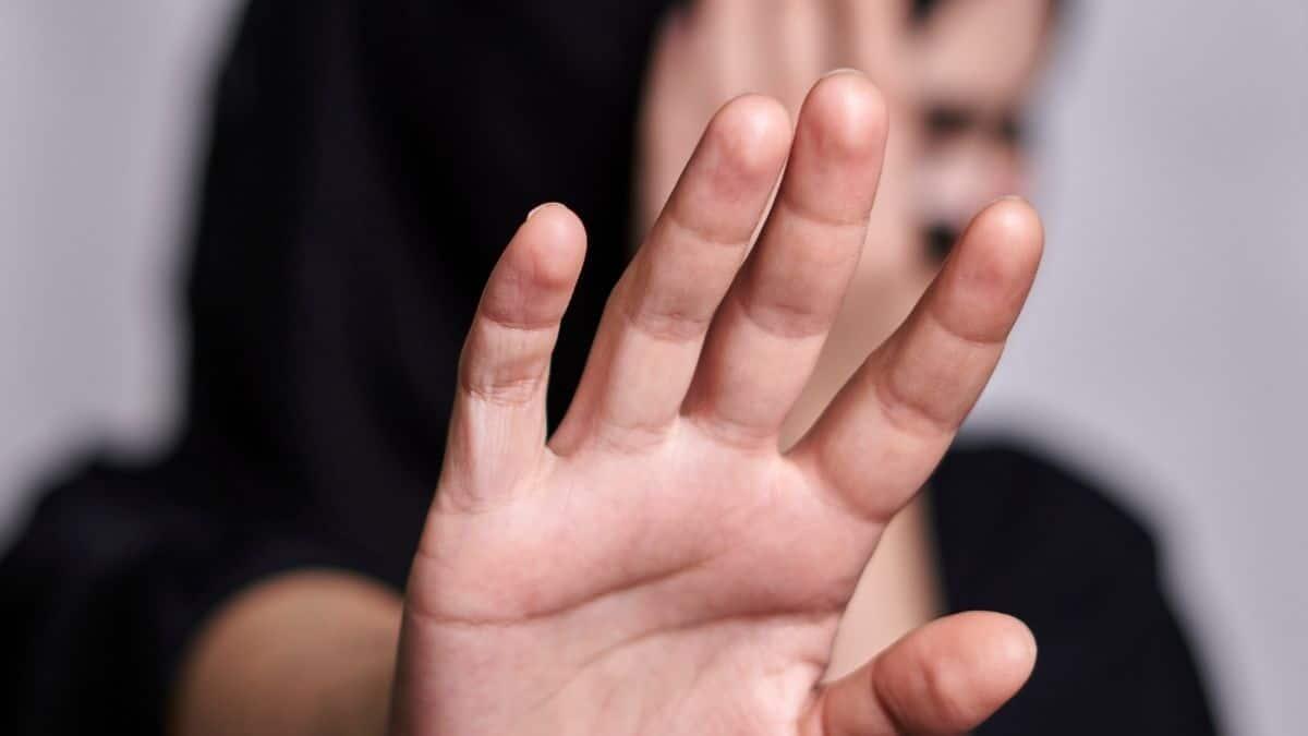 Prof aggredito in classe: «Io spinto contro il muro» - 