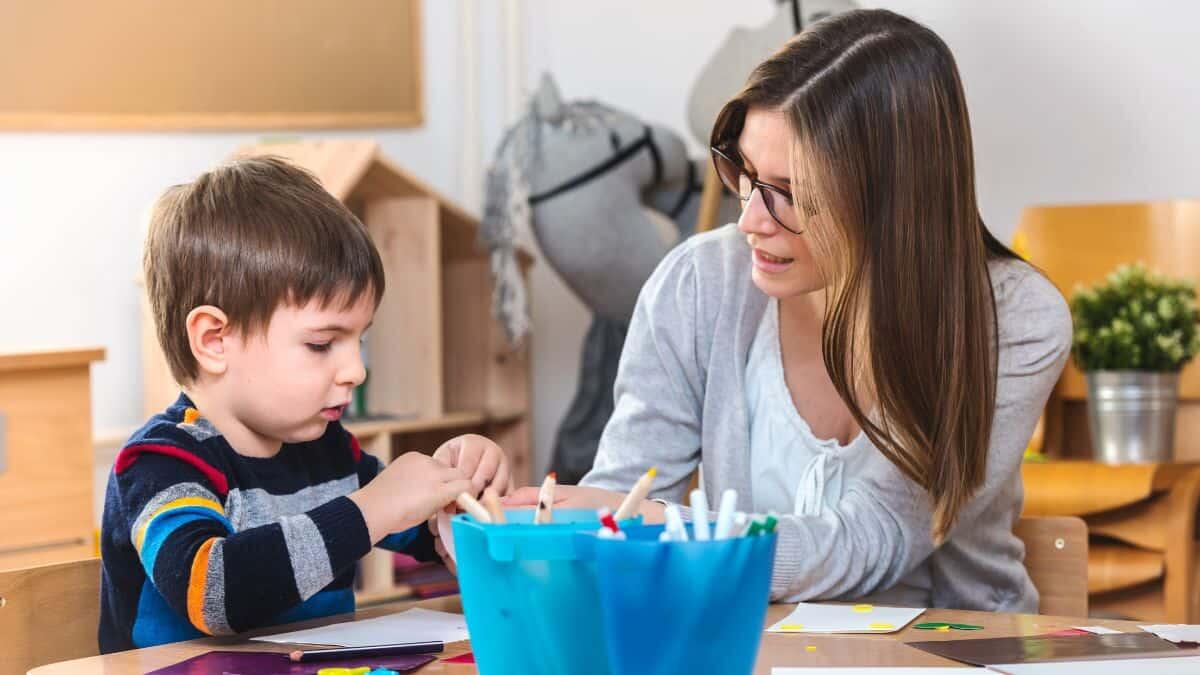 Falsi certificati di disabilità a scuola: l'indagine che scuote la provincia di Venezia - Insegnante di sostegno