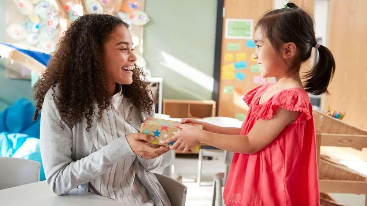 Regali alle maestre: cosa rischia il docente che accetta un dono oltre la soglia consentita - Regali ai docenti