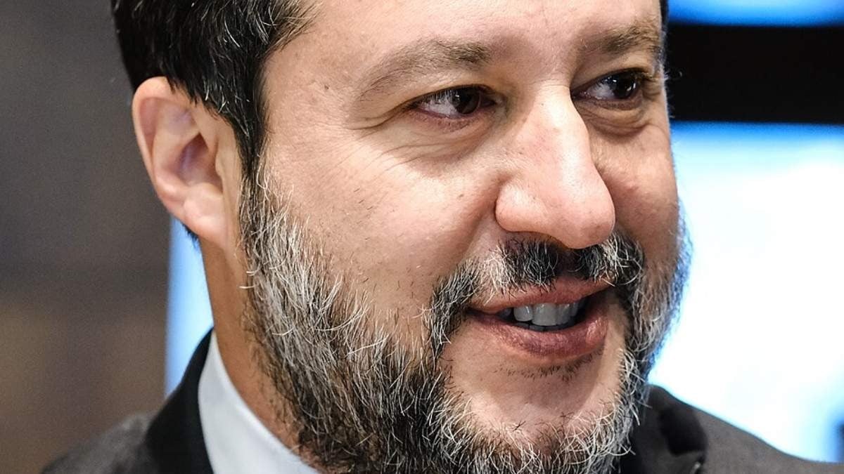 Immagine di Salvini bruciata alla Sapienza di Roma dal collettivo Cambiare rotta: il ministro chiede una ferma condanna - Matteo Salvini