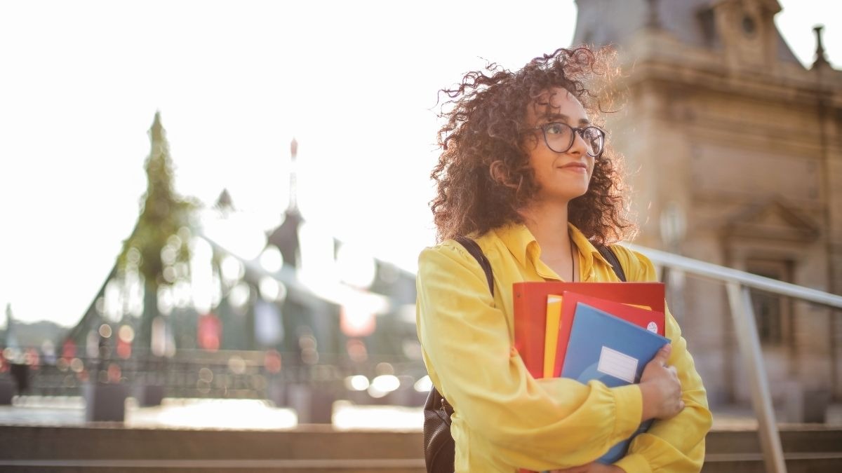Studente fuori sede: come gestire il ritorno a casa a fine corsi - Studentessa fuori sede