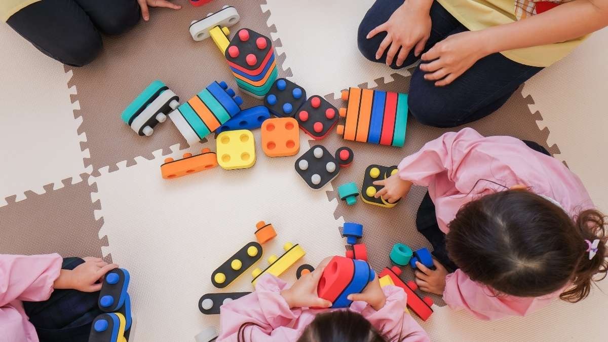 Maestra di Taranto condannata: legava e imbavagliava gli alunni della scuola primaria - Alunni che giocano in classe