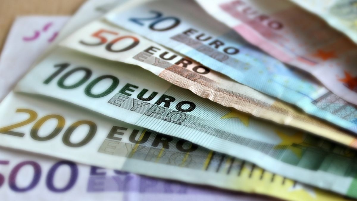 Aumenti stipendi scuola: firma vicina del CCNL 2025/27 e arretrati in arrivo tra luglio e agosto - 