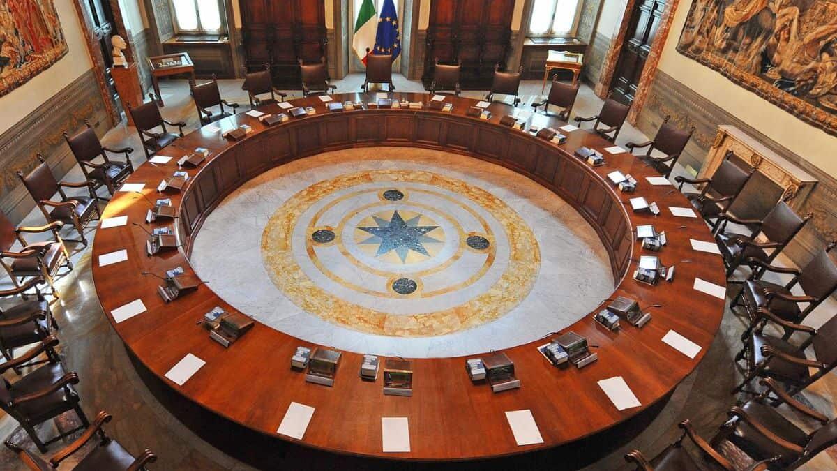 Contratto scuola 2025-2027: il CdM autorizza aumenti e bonus ATA - Consiglio dei Ministri