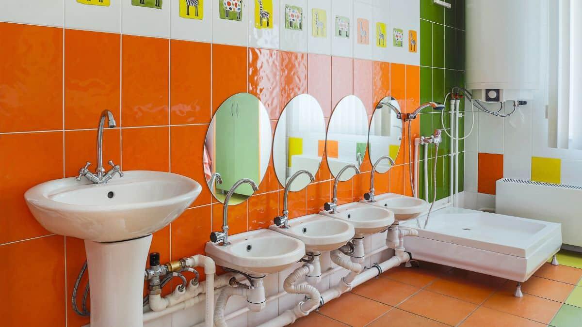 Collaboratori scolastici e assistenza igienica agli alunni: cosa prevede il CCNL 2024  - Bagni asilo nido