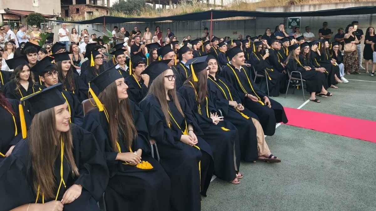 liceo raffaele lombardi satriani petilia policastro kr festeggiata la consegna dei diplomi da Scuolalink.it liceo raffaele lombardi satriani petilia policastro kr festeggiata la consegna dei diplomi